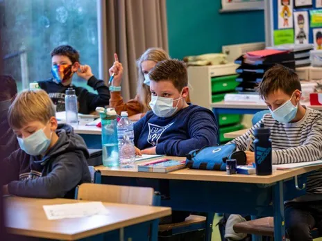 ക്ലാസ്സ് റൂമിലെ അന്‍പത് ശതമാനം വിദ്യാര്‍ത്ഥികള്‍ക്ക് കോവിഡ് പോസിറ്റിവ് ആയത് വാക്‌സിനേറ്റ് ചെയ്യാത്ത അദ്ധ്യാപകയില്‍ നിന്നെന്ന് സി.ഡി.സി