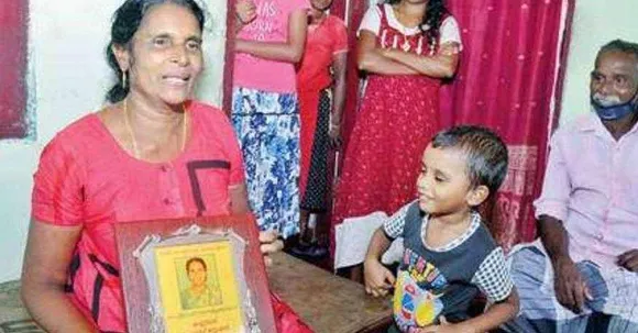 'തണുപ്പല്ലേ, എന്റെ പൊതി കഴിക്കുന്ന കുടുംബത്തിന് രണ്ടു ദിവസം ചായകുടിക്കാന്‍ ഇത് ഇതിരിക്കട്ടെ എന്നു മാത്രമാണ് കരുതിയത്;  അവര്‍ക്ക് ചായപ്പൊടീം, പഞ്ചസാരേം മേടിക്കാന്‍ കാശുവേണ്ടേ, എന്റെ കൈയിലൊള്ളത് പ്ലാസ്റ്റിക്കില്‍ പൊതിഞ്ഞ് ചോറിനൊപ്പം വെച്ചു;  ചോറു മാത്രം പോരെന്ന് എനിക്കു തോന്നി. ഒന്നുമില്ലാത്തവര്‍ക്കാണ് ചോറുകൊടുക്കേണ്ടത്, അവര്‍ക്ക് ഒരു ചായ കുടിക്കണ്ടേ. അതുകൊണ്ട് നൂറുരൂപ പ്ലാസ്റ്റിക് കടലാസില്‍ പൊതിഞ്ഞ് കറിയോടൊപ്പം വെച്ചു, അപ്പോള്‍ ഒരു സമാധാനം! മേരി പറയുന്നു