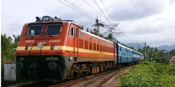 പ്ലാറ്റ്‌ഫോമിനും ട്രെയിനിനും ഇടയിലേക്ക് വഴുതി വീണ വീട്ടമ്മയെ മകളും യാത്രക്കാരും ചേർന്ന് രക്ഷപ്പെടുത്തി