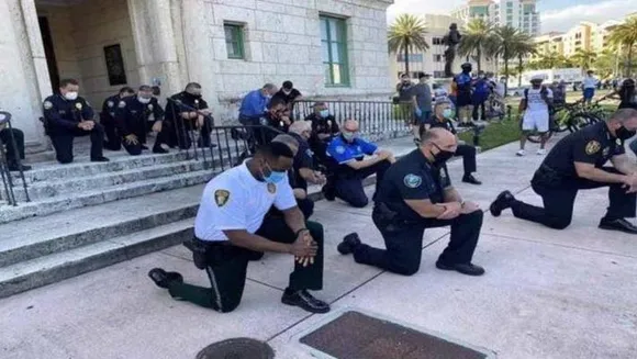 ഗളത്തിൽ അമർന്ന കാൽമുട്ട് ഭൂമിയിലൂന്നി ചെയ്തു പോയ അപരാധത്തിനു മാപ്പപേഴിച്ചു പോലീസ്