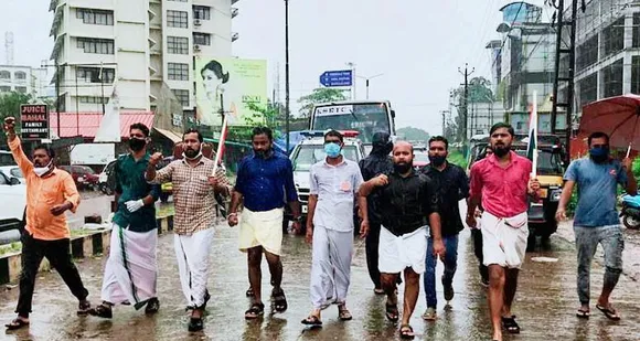 ജലീലിന്‍റെ രാജി ആവശ്യപ്പെട്ടു കൊണ്ടും, ശരത്ത് ലാൽ കൃപേഷ് കേസ് സിബിഐക്ക് കൈമാറുന്നതിനെതിരെ കേരള സർക്കാർ സുപ്രീംകോടതിയിൽ ഹർജി നൽകുന്നതിനെതിരെയും കാസർകോട് യൂത്ത് കോൺഗ്രസ് ജില്ലാ കമ്മിറ്റി പ്രതിഷേധ പ്രകടനം നടത്തി