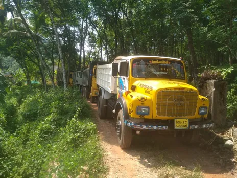 അനധികൃത മണ്ണെടുപ്പ് തടയാന്‍ ശ്രമിച്ചസി .പി.എം. നേതാവിനെ ഇടിപ്പിച്ച് കൊല്ലാന്‍ ശ്രമമെന്ന്: മണ്ണെടുപ്പിന് വന്ന ടിപ്പര്‍ ലോറി എറിഞ്ഞു തകര്‍ത്തു