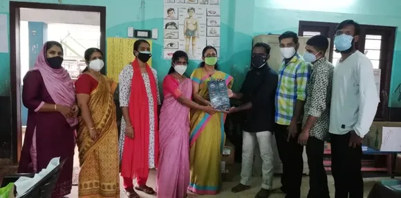 ഓൺലൈൻ പഠനത്തിന് മൊബൈൽ ഫോണുകൾ നൽകി മാതൃകയായി പൂർവ വിദ്യാർത്ഥി കൂട്ടായ്മ