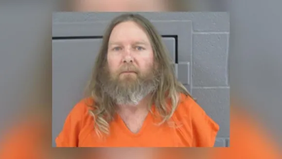 കോവിഡ് കുത്തിവയ്പ്പിനെ കുറിച്ചു തര്‍ക്കം: സഹോദരനായ ഫാര്‍മസിസ്റ്റ് ഉള്‍പ്പെടെ 3 പേര്‍ അനുജന്റെ വെടിയേറ്റു മരിച്ചു