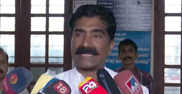 ഇവിടെ വന്നപ്പോൾ വളരെ ഹൃദയഭേദകമായ അനുഭവമാണ് എനിക്കുണ്ടായത്. ബഹുമാനപ്പെട്ട കോടതിയുടെ വിധി നഗ്‌നമായി ലംഘിച്ച് എന്നെ പൊതുവഴിയിൽ ആക്രമിച്ച പ്രതിയെ ആനയിച്ചു കൊണ്ടുവന്ന് ലേബർ ഓഫിസറുടെ മുന്നിലെ കസേരയിൽ ഇരുത്തി എന്നെ ചർച്ചയ്ക്കു വിളിച്ച രംഗം എല്ലാവരും കണ്ടല്ലോ. ഇതെല്ലാം കാണുന്ന ജനങ്ങളോട് എനിക്ക് ഒന്നേ പറയാനുള്ളൂ; ഈ നാട്ടിൽ ജീവിക്കുന്നവർ ലജ്ജിക്കണം; തിരുവാർപ്പിലെ ബസ് സമരം ചർച്ച ചെയ്യാൻ വിളിച്ച യോഗത്തിൽ നിന്ന് ബസ് ഉടമ രാജ്മോഹൻ കൈമൾ ഇറങ്ങിപ്പോയി