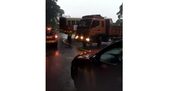 യന്ത്രതകരാറ് മൂലം ലോറി കുടുങ്ങി, താമരശ്ശേരി ചുരത്തിൽ ഗതാഗത തടസ്സം