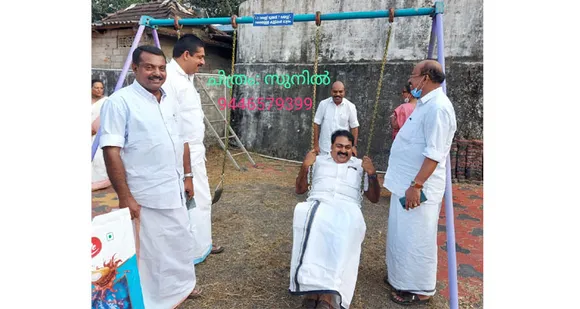 പാലാ നഗരസഭാ ആരോഗ്യ സ്റ്റാൻഡിംഗ് കമ്മിറ്റി ചെയര്‍മാന്‍ ബൈജു കൊല്ലംപറമ്പിൽ ചെയർമാൻ ആന്റോ ജോസിനെ ഊഞ്ഞാലിലിരുത്തി ആടിച്ചുകൊണ്ടിരുന്നു… ബൈജുവിൻ്റെ ആടിക്കൽ ആസ്വദിച്ച് ആൻ്റോ നന്നായി ആടി; പതിവുള്ള നിഷ്ക്കളങ്കമായ ചിരിയോടെ തന്നെ. ഈ "കളിയും കളിപ്പീരും" കണ്ട് പ്രതിപക്ഷ നേതാവ് പ്രൊഫ. സതീഷ് ചൊള്ളാനിയും ഭരണപക്ഷത്തെ പ്രമുഖരായ അഡ്വ. ബിനു പുളിക്കക്കണ്ടവും സാവിയോ കാവുകാട്ടുമൊക്ക ചിരിതൂകി നിന്നു…