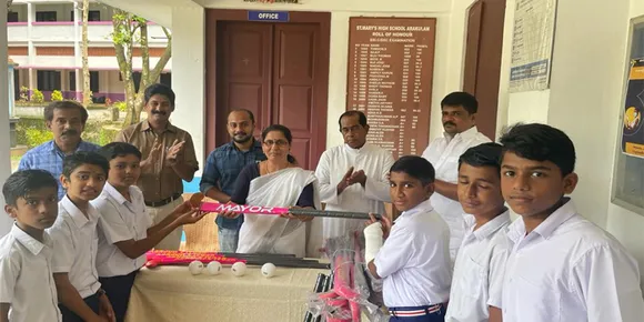 അറക്കുളം സെൻ്റ് മേരീസ് ഹയർ സെക്കൻഡറി സ്കൂളിൽ ഹോക്കി ഉപകരണങ്ങൾ വിതരണം ചെയ്തു