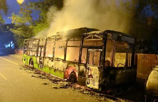 പൗരത്വ ഭേദഗതി ബില്‍: പൊതുമുതല്‍ നശിപ്പിക്കുന്നത് പോലീസ്?