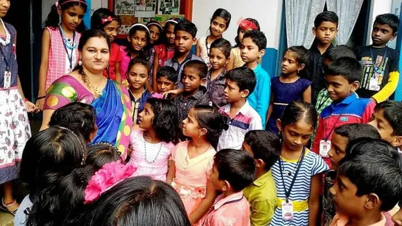 ഈരാറ്റുപേട്ട സ്കൂളിൽ വായനാ ദിനാഘോഷം ഉദ്ഘാടനം ചെയ്യാനെത്തിയ സാഹിത്യകാരിയെ വരവേൽക്കാൻ കുരുന്നുകളുടെ പുസ്തകത്താലം !