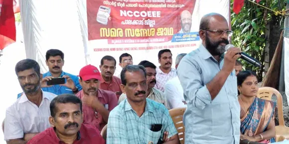 ടോട്ടക്സ് മാതൃകയിൽ സ്മാർട്ട് മീറ്റർ സ്ഥാപിക്കുന്നതിനെതിരെ വൈദ്യുതി ജീവനക്കാരും ഓഫീസർമാരും സംയുക്തമായി നടത്തുന്ന ജില്ലാ സമരസന്ദേശ ജാഥക്ക് പാലക്കാട് ഡിവിഷനില്‍ സ്വീകരണം നൽകി