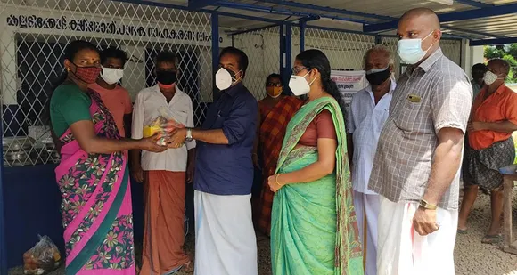 ലോക ക്ഷീര ദിനത്തോടനുബന്ധിച്ച്  കല്ലടിക്കോട് ക്ഷീര സംഘത്തിലെ അംഗങ്ങൾക്ക് ഭക്ഷ്യക്കിറ്റുകൾ നൽകി