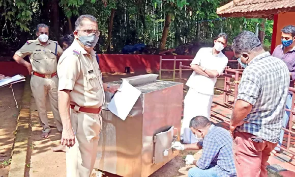 ത​ലി​ച്ചാ​ല​ത്തും ക​ക്കു​ന്ന​ത്തും ക്ഷേ​ത്ര ഭ​ണ്ഡാ​ര​ങ്ങ​ൾ ത​ക​ർ​ത്ത് കവർച്ച