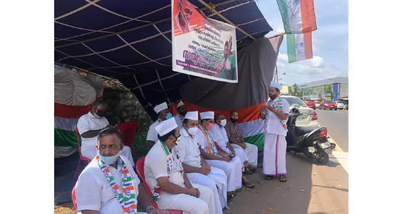 മൊറയൂർ ബ്ലോക്ക് കോൺഗ്രസ് പ്രസിഡന്റ് സത്യൻ പൂക്കോട്ടൂർ സത്യാഗ്രഹ സമരം നടത്തി