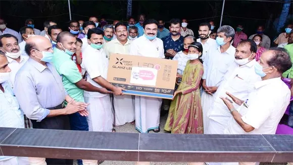 കെ എം മാണി യൂത്ത് ബ്രിഗേഡ് നാല്പത് വിദ്യാർത്ഥികൾക്ക് ഓൺലെൻ പഠനോപകരണം കൈമാറി