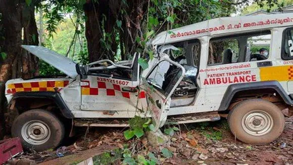 കണ്ണൂരിൽ ആംബുലന്‍സ് മരത്തിലിടിച്ചുണ്ടായ അപകടത്തില്‍ മൂന്ന് പേര്‍ മരിച്ചു