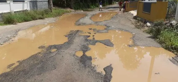 തൊടുപുഴയില്‍ മാസങ്ങളായി റോഡ്‌ തകര്‍ന്നു കിടക്കുന്നു. തിരിഞ്ഞു നോക്കാതെ അധികൃതര്‍