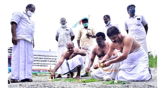 പാലക്കാട് മുനിസിപ്പല്‍ ബസ് സ്റ്റാന്‍റ് നിര്‍മ്മാണം വൈകുന്നതില്‍ പ്രതിഷേധിച്ച് വ്യാപാരി വ്യവസായി കോൺഗ്രസ് ജില്ലാ കമ്മിറ്റി 'ശ്രാദ്ധ ബലി' നടത്തി പ്രതിഷേധിച്ചു