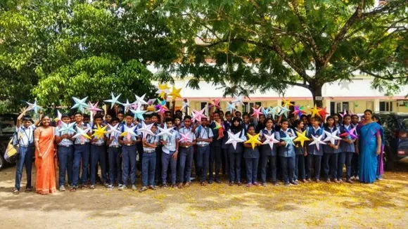 കാളിയാര്‍ സെന്റ്‌ മേരീസ്‌ ഹൈസ്‌കൂൾ അലങ്കരിച്ചത് കുട്ടികൾ നിർമ്മിച്ച 666 നക്ഷത്രങ്ങൾ കൊണ്ട്