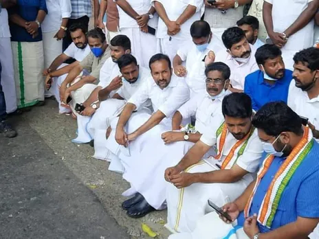 സര്‍ക്കാരിനെയും ഇടതു യുവജനസംഘടനകളെയും ഞെട്ടിച്ച് ഉദ്യോഗാര്‍ത്ഥികളുടെ സമരമേറ്റെടുത്ത് യൂത്ത് കോണ്‍ഗ്രസ് ! എംഎല്‍എമാരായ ഷാഫി പറമ്പിലും ശബരിനാഥനും അനിശ്ചിതകാല നിരാഹാര സമരത്തിന്. സര്‍ക്കാരിന് തലവേദനയായി സെക്രട്ടറിയേറ്റ് സമരമുഖമായി മാറുന്നു. യൂത്ത് കോണ്‍ഗ്രസിന്റെ നീക്കം അപ്രതീക്ഷിതമായി. പിന്‍വാതില്‍ നിയമനത്തിനായി നാളെ പ്രത്യേക മന്ത്രിസഭാ യോഗം ചേരാനിരിക്കെ പ്രക്ഷോഭം കടുക്കുന്നു. അവധി ദിനത്തിലും ഉദ്യോഗാര്‍ത്ഥികളുടെ സമരത്തിന് ആവേശം. ഉദ്യോഗാര്‍ത്ഥികളുടെ പ്രക്ഷോഭത്തില്‍ സര്‍ക്കാരിനുമേല്‍ കടുത്ത സമ്മര്‍ദ്ദം