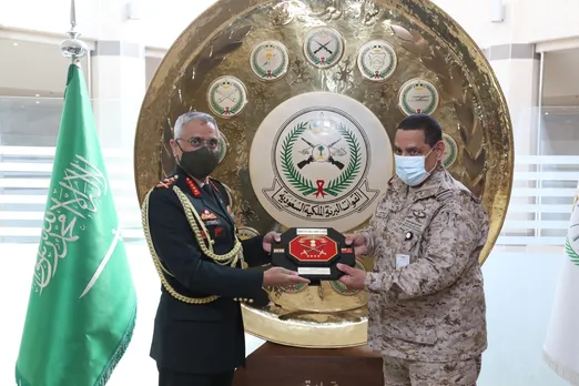 ദ്വിദിന സന്ദര്‍ശനത്തിന് ഇന്ത്യന്‍ കരസേനാ മേധാവി ജനറല്‍ മനോജ് മുകുന്ദ് നരവനെ റിയാദിലെത്തി.  സൗദി റോയല്‍ ലാന്‍ഡ് ഫോഴ്‌സിന്റെ ആസ്ഥാനത്ത് ഊഷ്മള സ്വീകരണം. പ്രതിരോധ, സൈനിക തലത്തില്‍ സഹകരണം ഉന്നതതല ചര്‍ച്ച ഇന്നു നടക്കും.സൗദി നാഷനൽ ഡിഫൻഡ്​ യൂനിവേഴ്​സിറ്റിയിലെ  വിദ്യാർഥികളെ അഭിസംബോധന ചെയ്യും ആദ്യമായാണ് ഒരു ഇന്ത്യന്‍ സൈനിക മേധാവി സൗദി അറേബ്യയിലെത്തിയത്.