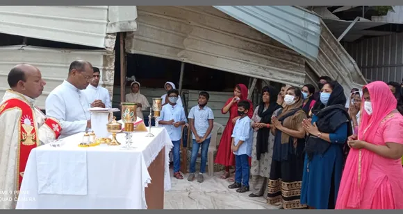 തകർക്കപ്പെട്ട അന്ധേരിയ മോഡ് പള്ളിയില്‍ വികാരി ഫാദർ ഡേവിസ് കള്ളിയത്തു പറമ്പിലിന്റെ കർമികത്വത്തിൽ വിശുദ്ധ കുർബാന അർപ്പിച്ചു