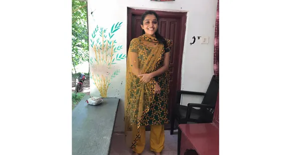 ബാങ്കിനു മുന്നിൽ വരി നിന്നയാൾക്ക് പോലീസ് പിഴയിട്ടത് ചോദ്യം ചെയ്ത പതിനെട്ടുകാരി; ധീരതയുടെ പര്യായമായി മാറിയ ചടയമംഗലം ഇടുക്കുപാറയിലെ ഗൗരീനന്ദയെ നേരിട്ട് കണ്ട് അഭനന്ദനമറിയിച്ചു !