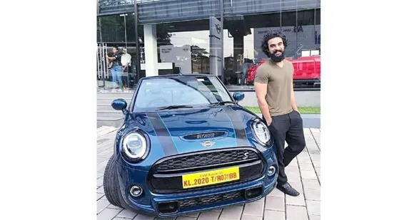 മിനി കൂപ്പര്‍ ലിമിറ്റഡ് എഡിഷന്‍ സ്വന്തമാക്കി ടൊവിനോ തോമസ്. ടൊവിനോ സ്വന്തമാക്കിയത് ഇന്ത്യയ്ക്കായി മിനി കൂപ്പര്‍ മാറ്റിവച്ചിരിക്കുന്ന 15 വാഹനങ്ങളിലൊന്ന്