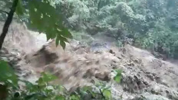 പാലക്കാട് നാലിടത്ത് ഉരുൾപൊട്ടൽ : ജനങ്ങളെ സുരക്ഷിത സ്ഥാനങ്ങളിലേക്ക് മാറ്റി