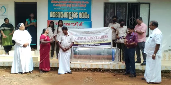 ഞീഴൂർ വിശ്വഭാരതി എസ്എന്‍എച്ച്എസ്എസ് നാഷണൽ സർവീസ് യൂണിറ്റ് അമ്മവീട് അഗതി മന്ദിരത്തിന് സ്ട്രച്ചർ നൽകി