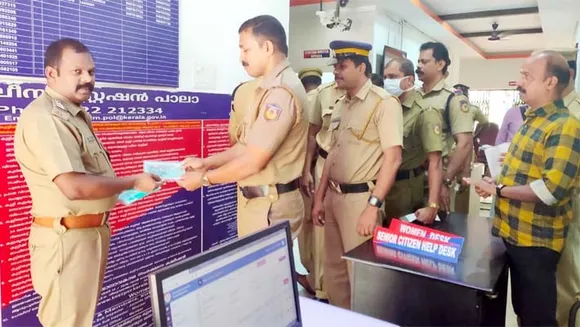 പാലായിൽ പോലീസുകാർക്കെല്ലാം മാസ്ക്ക് വിതരണം ചെയ്തു