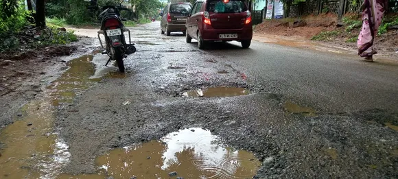 മഴ പെയ്തതോടെ കുണ്ടും കുഴിയുമായി മലമ്പുഴ റോഡ് ! അപകടങ്ങള്‍ തുടര്‍ക്കഥയാകുന്നതിനാല്‍ എത്രയും വേഗം റോഡ് നന്നാക്കണമെന്ന ആവശ്യവുമായി നാട്ടുകാര്‍