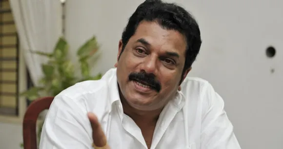കൊല്ലം വേറേ ഏതോ രാജ്യമാണെന്ന് പറഞ്ഞ മുകേഷ് എങ്ങനെ സ്വന്തം മണ്ഡലത്തിലെ എംഎല്‍എയെ അറിയാത്ത കുട്ടിയെ തിരുത്തും ! ഫോണ്‍വിളി വിവാദത്തില്‍ പുലിവാലു പിടിച്ച മുകേഷിനെതിരെ സിപിഎമ്മില്‍ വിമര്‍ശനം. ഇങ്ങനെ തുടര്‍ന്നാല്‍ മുകേഷ് പാര്‍ട്ടിക്ക് ബാധ്യതയാകുമെന്ന് പ്രവര്‍ത്തകരുടെ മുന്നറിയിപ്പ് ! ആരു വിളിച്ചാലും എംഎല്‍എ മാന്യമായി പ്രതികരിക്കണം. ബ്രാഞ്ച് സെക്രട്ടറിക്കുപോലും മണിക്കൂറില്‍ 30 കോളുവരുമെന്നിരിക്കെ ആറു തവണ വിളിച്ചതില്‍ ജനപ്രതിനിധിയുടെ അസ്വസ്ഥത അംഗീകരിക്കാനാവാത്തത് ! അതത് മണ്ഡലത്തിലുള്ളവര്‍ മാത്രമല്ല എംഎല്‍എയും എംപിയെയും മന്ത്രിയേയും വിളിക്കുകയെന്ന് എംഎല്‍എയെ ബോധ്യപ്പെടുത്തണമെന്നും പ്രവര്‍ത്തകര്‍