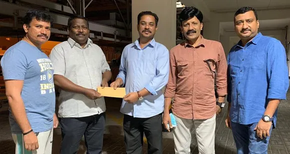 ലാല്‍ കെയേഴ്സ് ബഹ്റൈന്‍ പ്രതിമാസ സഹായം കൈമാറി