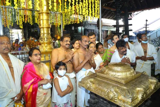 ഗുരുവായൂരപ്പനെ തൊഴാൻ ഐ.എസ്.ആർ.ഒ. ചെയർമാനും കുടുംബവുമെത്തി