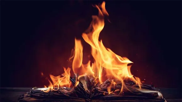 ബൈബിൾ കത്തിക്കുന്നതിനിടെ തീ ആളിപ്പടർന്നു വീടുകളുടെ മേൽക്കൂര കത്തിനശിച്ചു