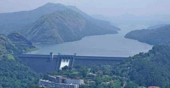 അണകള്‍ നിറയുന്നു; ആശങ്കയും ! ഇടുക്കി ഡാം ഇന്നു തുറക്കും. രണ്ടു മണിക്ക് ഡാമിലെ ഒരു ഷട്ടര്‍ തുറന്ന് 40000 ഘനയടി വെള്ളം ഒഴുക്കി കളയും. മുല്ലപ്പെരിയാറിലും ജലനിരപ്പ് ഉയരുന്നു ! വൃഷ്ടിപ്രദേശങ്ങളില്‍ കനത്ത മഴ തുടരുന്നു. ഡാം നാളെ രാവിലെ തുറന്നേക്കും. പെരിയാര്‍ തീരത്ത് കനത്ത ജാഗ്രത