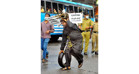 ഇന്ധന വിലയില്‍ പൊറുതിമുട്ടി തൊടുപുഴയില്‍ ഒറ്റയാൾ പ്രതിഷേധം...