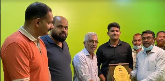 ഫിറോസ് പള്ളിക്കരയെ ദമ്മാം എറണാകുളം ജില്ലാ കെഎംസിസി ആദരിച്ചു.