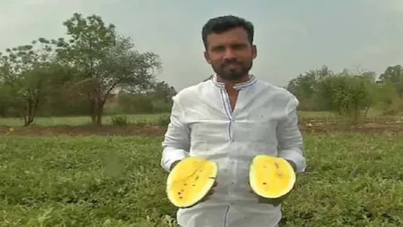 മഞ്ഞ നിറമുള്ള തണ്ണിമത്തനുമായി ബിരുദ്ധാരിയായ കര്‍ഷക൯