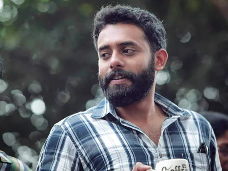 അച്ചനെ വീട്ടില്‍ വന്ന് ലോക്കേഷനിലേക്ക് കൊണ്ടുപോയി, ഒരു ദിവസം ഷൂട്ട് ചെയ്തു, പിന്നീട് ഒരു അറിവുമില്ല, ആ പടത്തില്‍ വേറെ ആളെ വച്ച് അഭിനയിപ്പിച്ചു, വിളിച്ച് പറയാനുള്ള മര്യാദ പോലും കാണിച്ചില്ല, അങ്ങനെയുള്ള ഒരാള്‍ വേറെ ആളെക്കുറിച്ച് കുറ്റം പറയുമ്പോള്‍ എന്താണ് പറയേണ്ടത്? ഓരോ ആള്‍ക്കാര്‍ക്കും ഓരോ രീതിയാണ്, ശരിയാക്കാന്‍ നടന്നിട്ട് കാര്യമില്ല, തെറ്റ് ചെയ്താല്‍ എവിടെ നിന്നെങ്കിലും കറങ്ങിത്തിരിഞ്ഞ് കിട്ടുമെന്നും അര്‍ജുന്‍ അശോകന്‍
