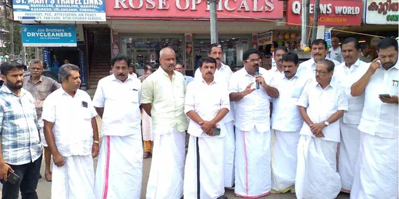 സർക്കാരിന്റെ വാർഷികാഘോഷത്തിന്‍റെ ഭാഗമായി പാലായിൽ പൊതുനിരത്തിലെ അനധികൃത നിര്‍മ്മാണത്തിനെതിരെ അപകട സൂചക ബോര്‍ഡ് സ്ഥാപിച്ചു യു.ഡി.എഫ് പ്രതിക്ഷേധം