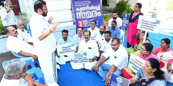 തദ്ദേശസ്ഥാപനങ്ങളോടുള്ള സംസ്ഥാന ഗവൺമെന്റിന്റെ അവഗണനയിൽ പ്രതിഷേധിച്ച് പാലക്കാട് നഗരസഭക്കു മുമ്പിൽ യുഡിഎഫ് കുത്തിയിരുപ്പ് സമരം നടത്തി