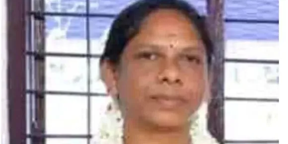 ആറാട്ടുപുഴയിൽ മകൻ ഓടിച്ച ബൈക്കിന് പിന്നിലിരുന്നു യാത്ര ചെയ്ത മാതാവ് നിലത്ത് വീണു മരിച്ചു: ബൈക്ക് ഓടിക്കൊണ്ടിരിക്കെ കാൽവെക്കാനുള്ള ഫൂട്ട് റെസ്റ്റ് ഒടിഞ്ഞു പോയതാണ് അപകട കാരണം