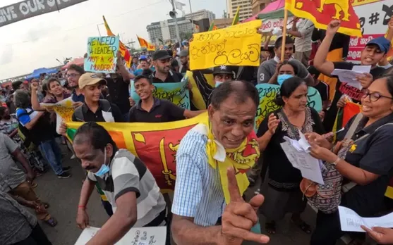 ശ്രീലങ്കയിൽ ഗൃഹയുദ്ധം ! 12 മന്ത്രിമാരുടെ ബംഗ്ളാവുകൾ കത്തിച്ചു. രാജപക്ഷമാരുടെ കുടുംബവീടും അഗ്നിക്കിരയാക്കി. ജനങ്ങൾ വീടുവിട്ട് തെരുവിലിറങ്ങിയിരിക്കുകയാണ്. ആഹാരസാധനങ്ങൾ ഉൾപ്പെടെ നിത്യോപയോഗ സാധനങ്ങളൊന്നും കിട്ടാനില്ല. മഹേന്ദ്രയെ അറസ്റ്റ് ചെയ്യണമെന്ന ആവശ്യമുയർത്തി ജനങ്ങള്‍