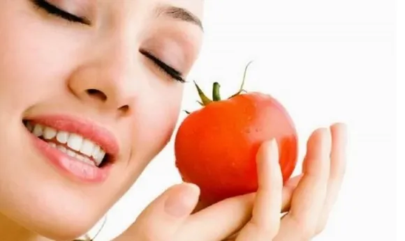 മുഖം വെയിലേറ്റ് കരുവാളിച്ചോ ? വീട്ടിൽത്തന്നെ എളുപ്പത്തിൽ ചെയ്യാം തക്കാളി ഫെയ്‌സ്പാക്ക്