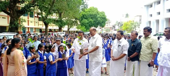 പാലാ സെന്റ് മേരീസ് സ്കൂളില്‍ 'പഠിത്തത്തോടൊപ്പം കൃഷിയും' പദ്ധതിയുടെ ഉദ്ഘാടനം കുട്ടികൾക്ക് പ്ലാവിൻ തൈകൾ നൽകി മാണി സി കാപ്പൻ എംഎൽഎ നിർവഹിച്ചു