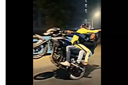 യുവതികളെ മുന്നിലും പിന്നിലുമിരുത്തി നടുറോഡില്‍ യുവാവിന്‍റെ ബൈക്കഭ്യാസം; 24കാരൻ അറസ്റ്റില്‍