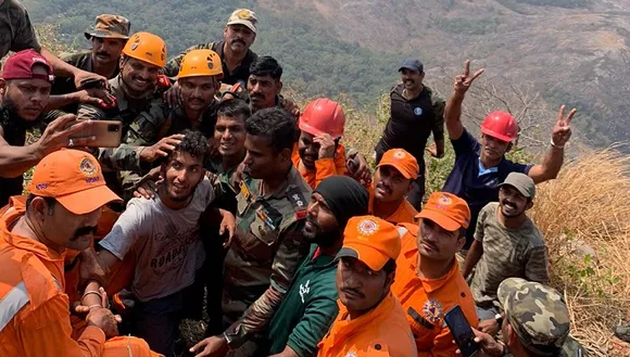 ഇന്ത്യന്‍ സേനയ്ക്കു തന്നെ അഭിമാനമായി ഈ ഭീമന്‍ രക്ഷാദൗത്യം, സമാനതകളില്ലാത്ത ദൗത്യം! ബാബുവിനെ രക്ഷപ്പെടുത്തിയ സൈനികര്‍ക്ക് ഒരു വലിയ സല്യൂട്ട്‌; കേരളത്തിന്‍റെ മാധ്യമ പ്രവര്‍ത്തന ചരിത്രത്തിലും ഇത് ഒരു പുതിയ അദ്ധ്യായം-മുഖപ്രസംഗത്തില്‍ ജേക്കബ് ജോര്‍ജ്‌