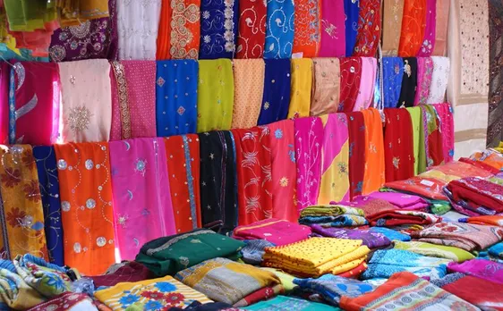 ആലുവയിൽ കടയുടെ ഷട്ടർ തകർത്ത് മോഷണം; നഷ്ടമായത് അരലക്ഷം രൂപയുടെ തുണിത്തരങ്ങൾ